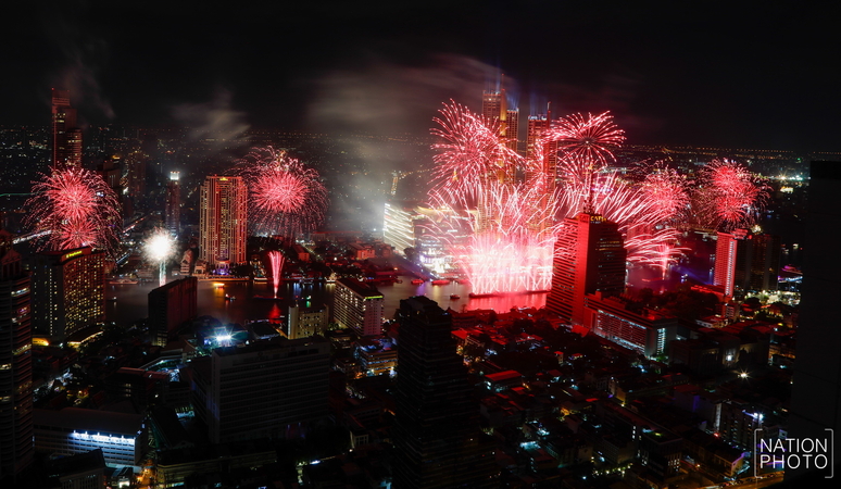 Spectacular fireworks at Iconsiam 2020 countdown