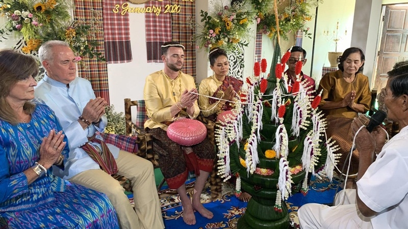 American brings in group of 50 for Thai marriage American brings in group of 50 for Thai marriage