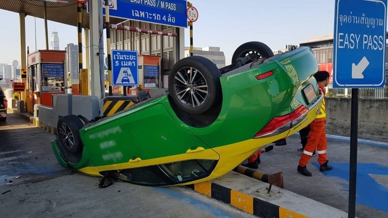 Taxi driver killed in crash after he passes out while driving Taxi driver killed in crash after he passes out while driving