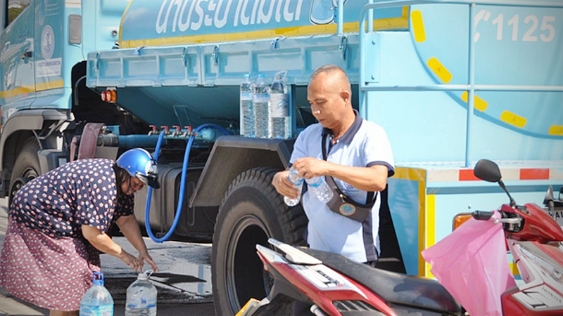 Waterworks Authority trucks in drinking water for free distribution at 18 stations Waterworks Authority trucks in drinking water for free distribution at 18 stations