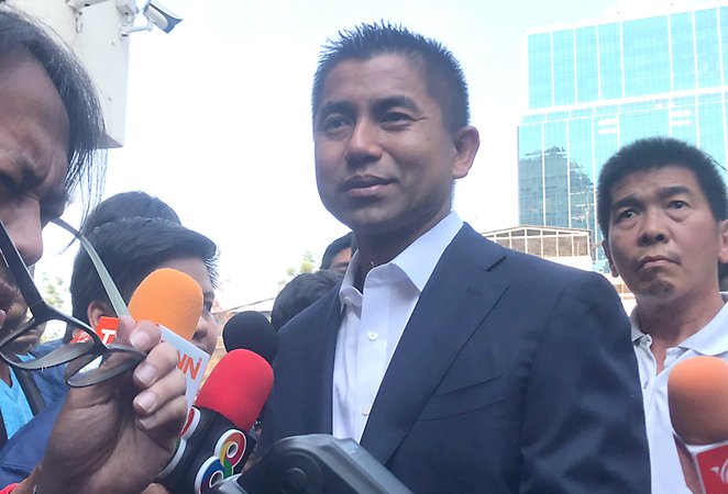 Surachate meets shooting case investigators Surachate meets shooting case investigators