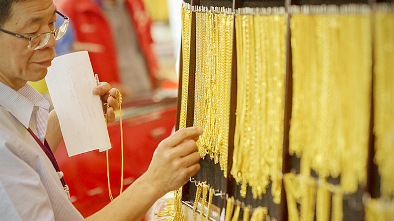 Gold falls as US refrains from retaliation Gold falls as US refrains from retaliation