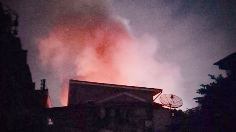 Twelve homes burned as fire races through Bangkok neighbourhood Twelve homes burned as fire races through Bangkok neighbourhood