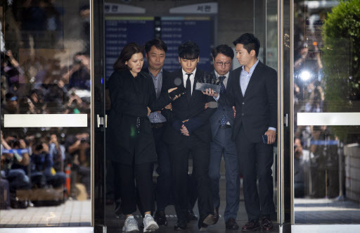 Arrest warrant sought for K-pop star over procuring prostitutes, illegal gambling Arrest warrant sought for K-pop star over procuring prostitutes, illegal gambling