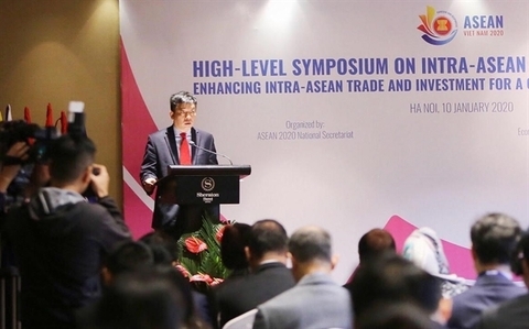 Vu Ho, director general of the ASEAN Department under the Vietnamese Ministry of Foreign Affairs, speaks at the symposium. — VNA/VNS Photo