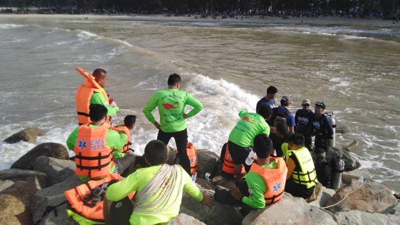 Giant wave drags four children into sea, one still missing Giant wave drags four children into sea, one still missing