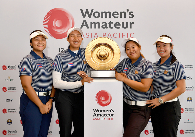 Jaravee Boonchant (right) and her teammates.