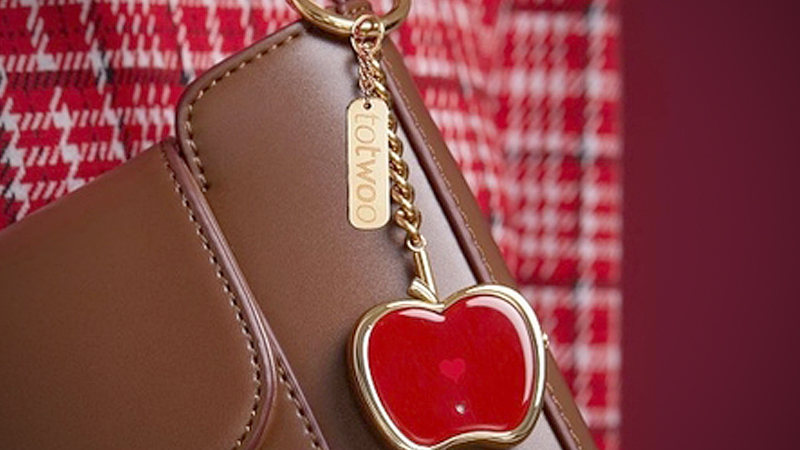 The newly launched electronic kit in the shape of an apple aims to enhance women's safety in an emergency.[Photo provided to China Daily]