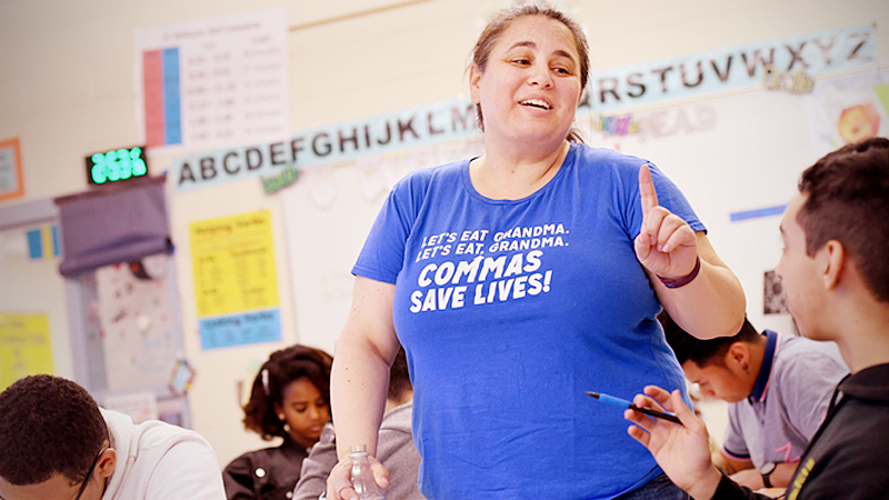 Corrina Reamer built a personalized library for her 11th-grade English class in Alexandria, Va., by raising money online and applying for grants. MUST CREDIT: Washington Post photo by Matt McClain
