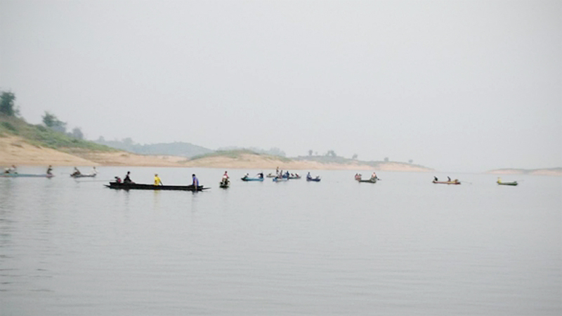 One dead, 4 missing as boat sinks in Uttaradit One dead, 4 missing as boat sinks in Uttaradit