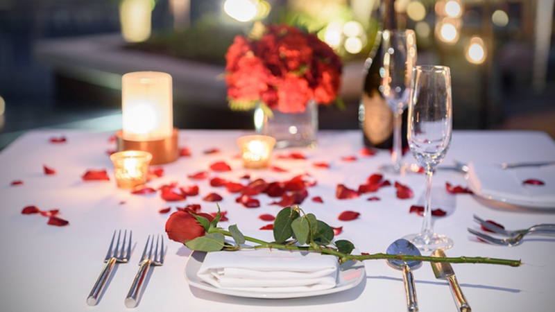 Couples invited to table by the pool for the 'Season of Love' Couples invited to table by the pool for the 'Season of Love'