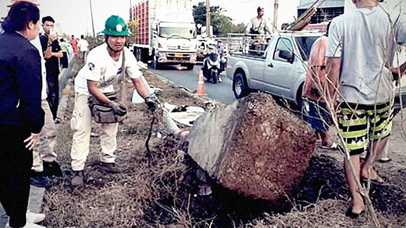 Teen killed as school van struck in Samut Sakhon Teen killed as school van struck in Samut Sakhon
