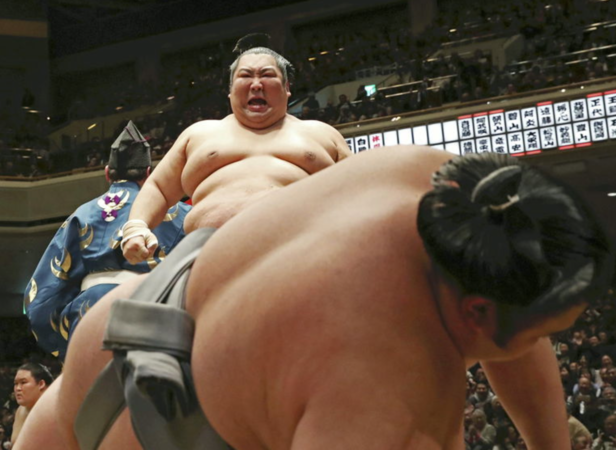 Tokushoryu completes stunning run to New Year title Tokushoryu completes stunning run to New Year title