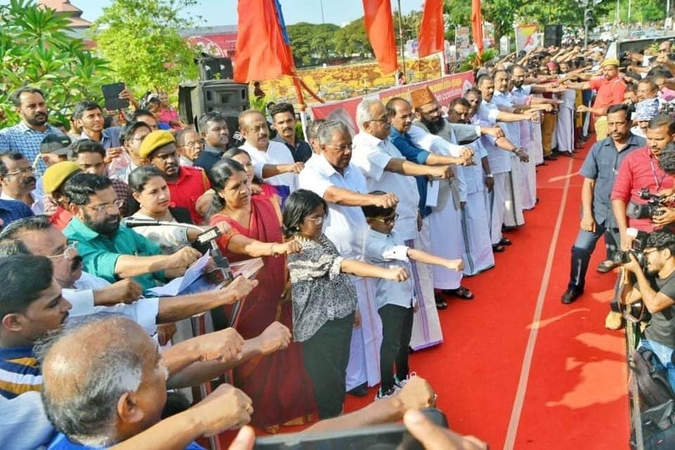 620 km long human chain comprising 70 lakh people formed in Kerala in protest against citizenship law 620 km long human chain comprising 70 lakh people formed in Kerala in protest against citizenship law