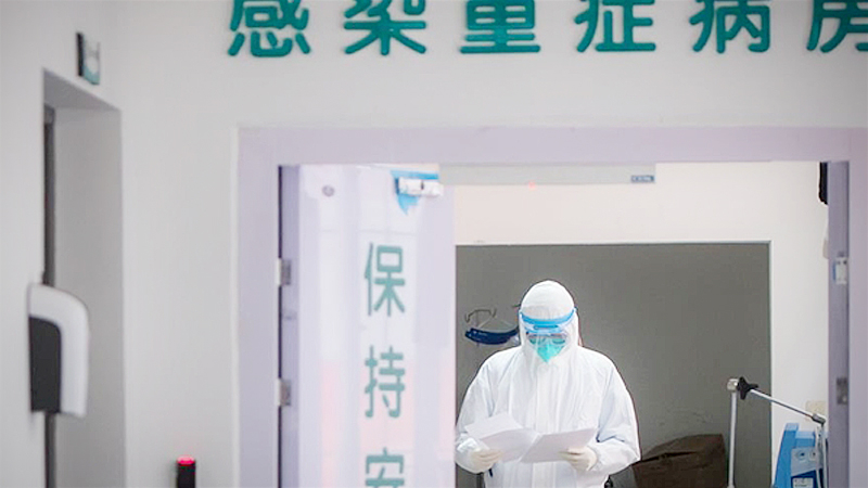 A medical employee works at the department of infectious diseases in Wuhan Union Hospital, to combat the novel coronavirus (2019-nCoV) pneumonia, in Wuhan, Central China's Hubei province, Jan 28, 2020. [Photo/Xinhua]
