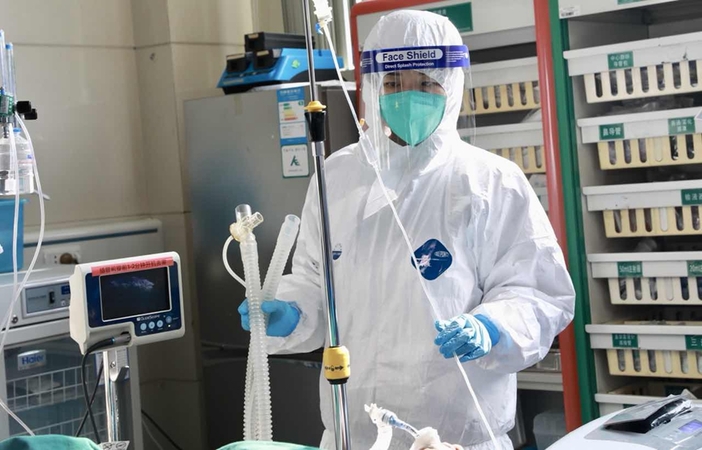 A medical worker examines a patient at Zhongnan Hospital of Wuhan University in Wuhan on Jan 28, 2020. [Photo by Gao Xiang/for China Daily]
