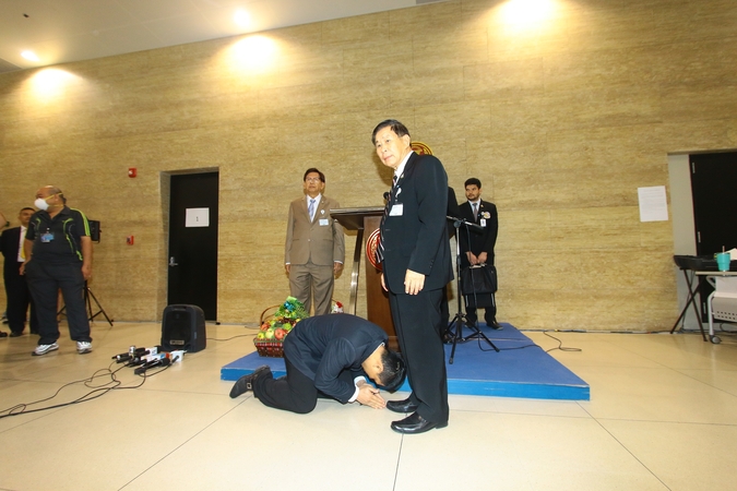 Prostration before Sereepisuth gets ex-MP forgiveness and blessings Prostration before Sereepisuth gets ex-MP forgiveness and blessings
