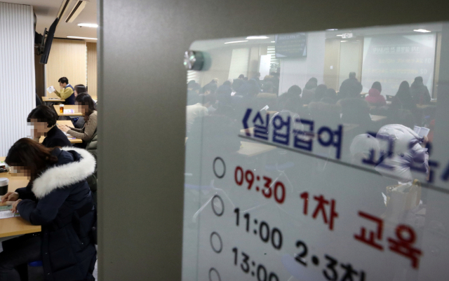 Korea’s payouts for jobless people soar 103% in 5 years Korea’s payouts for jobless people soar 103% in 5 years