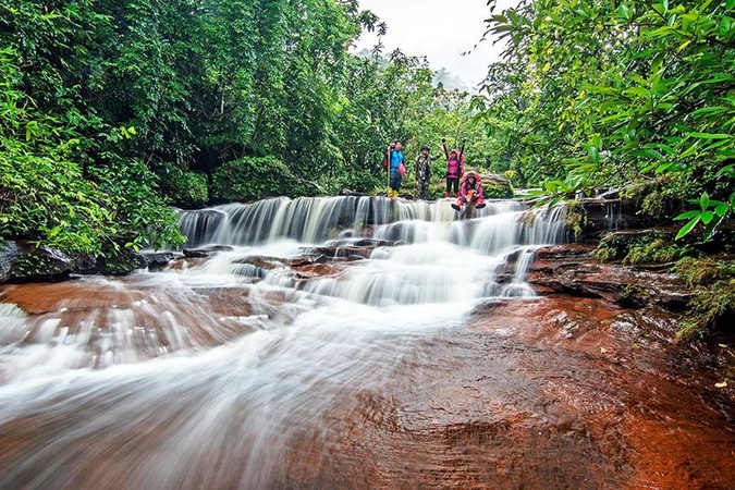 The joy of the Tat Wiman Thip waterfall in Bueng Kan The joy of the Tat Wiman Thip waterfall in Bueng Kan