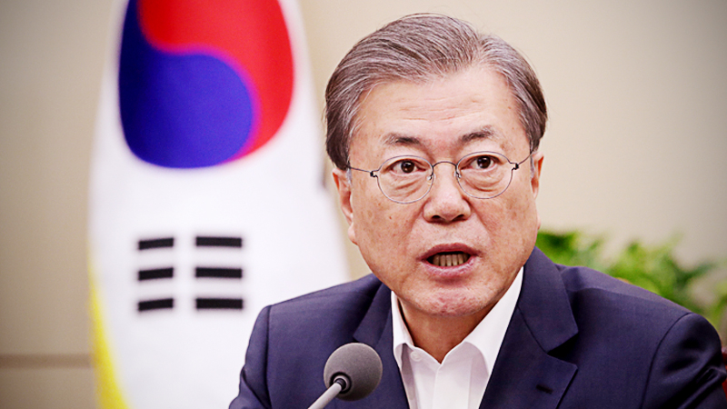 President Moon Jae-in speaks at a meeting with senior aides on Monday. (Yonhap)