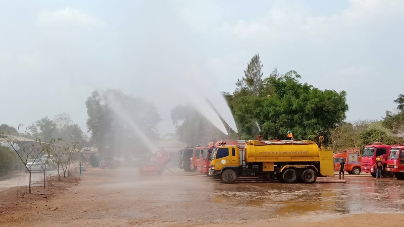 Prachin Buri governor takes part in water spraying to reduce dust problem Prachin Buri governor takes part in water spraying to reduce dust problem