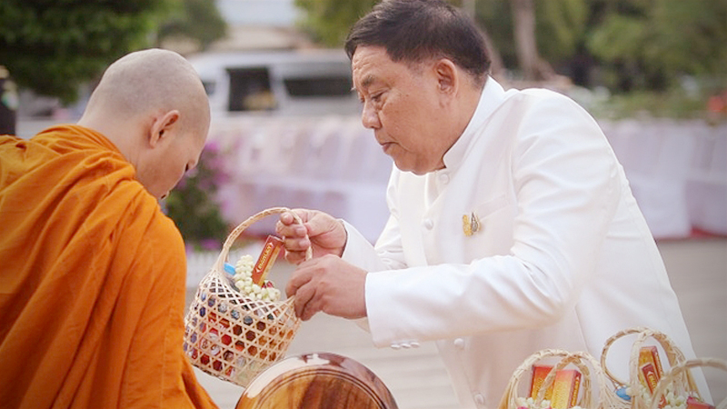 BMA officials offer alms to monks on Makha Bucha Day BMA officials offer alms to monks on Makha Bucha Day
