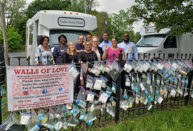 After a woman's bout with homelessness, she set up pop-up walls to share kindness and the basic necessities with others in need After a woman's bout with homelessness, she set up pop-up walls to share kindness and the basic necessities with others in need