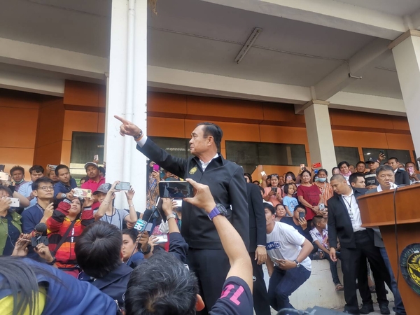 Netizens criticise PM for ‘failing to show deep sympathy’ over mass shooting Netizens criticise PM for ‘failing to show deep sympathy’ over mass shooting