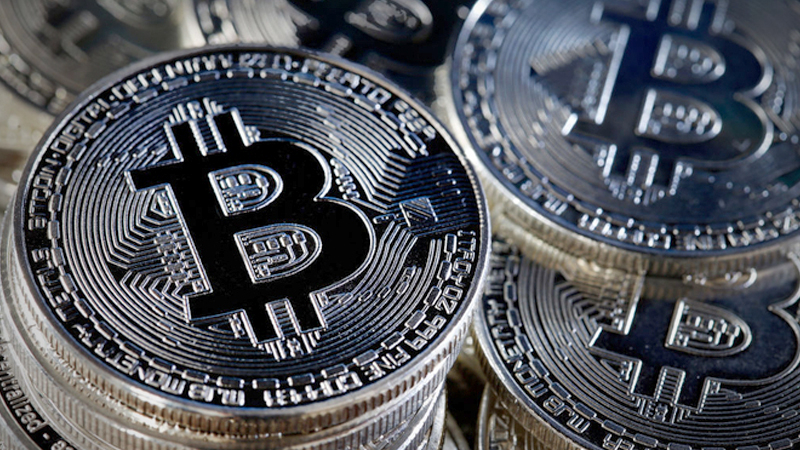 Bitcoin drops from $10,000 while technicals point to pain ahead Bitcoin drops from $10,000 while technicals point to pain ahead