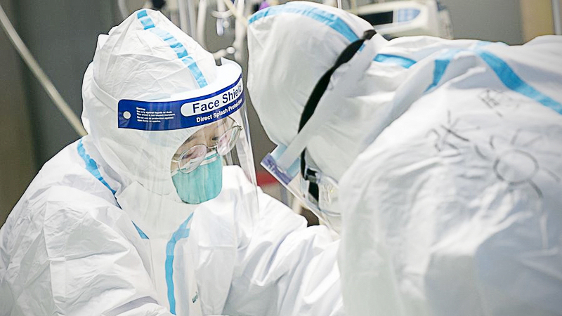 Medical workers in Zhongnan Hospital of Wuhan University in Wuhan, central China's Hubei Province, January 24, 2020. /Xinhua Photo