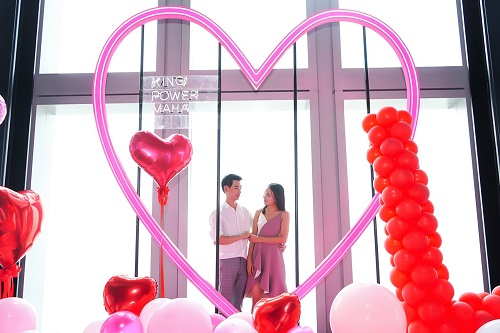 Mahanakhon SkyWalk dangles 'Love at first height' to couples in love Mahanakhon SkyWalk dangles 'Love at first height' to couples in love