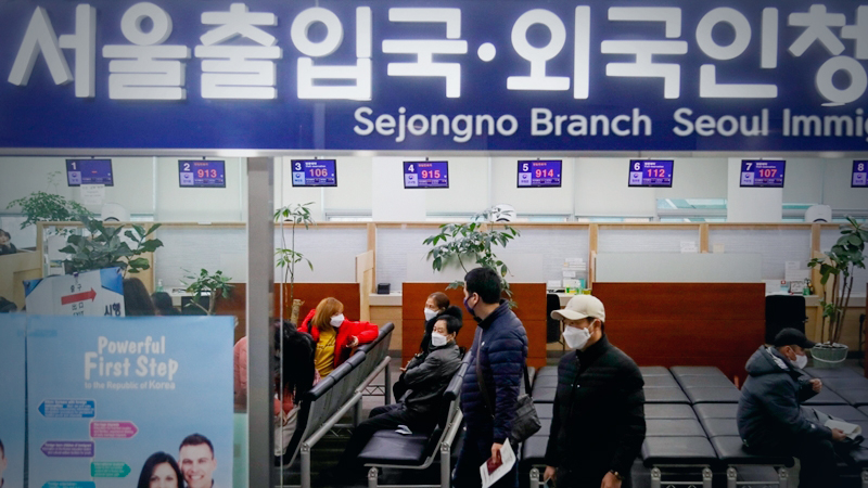 Foreign nationals lined up at Seoul Immigration Office (Yonhap)