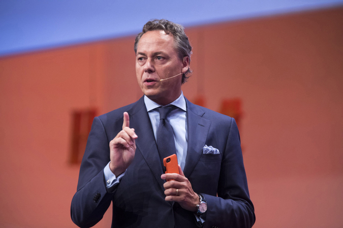 UBS names outsider Hamers in surprise to succeed CEO Ermotti UBS names outsider Hamers in surprise to succeed CEO Ermotti