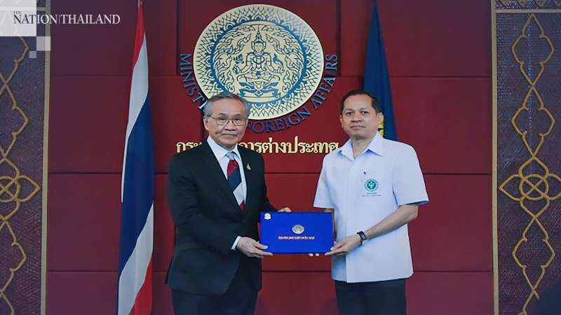 Officials, airline crew who brought home Thais honoured Officials, airline crew who brought home Thais honoured