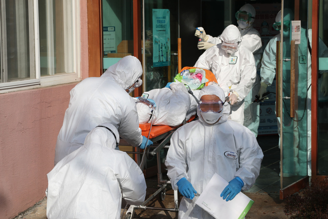 Korea's virus cases surge to 433 on church services, cluster outbreak at hospital Korea's virus cases surge to 433 on church services, cluster outbreak at hospital