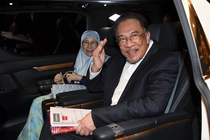 Anwar 'satisfied' about meeting with Dr Mahathir Anwar 'satisfied' about meeting with Dr Mahathir