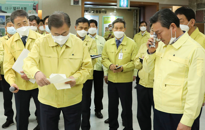 Moon to meet with political leaders on COVID-19 response Moon to meet with political leaders on COVID-19 response