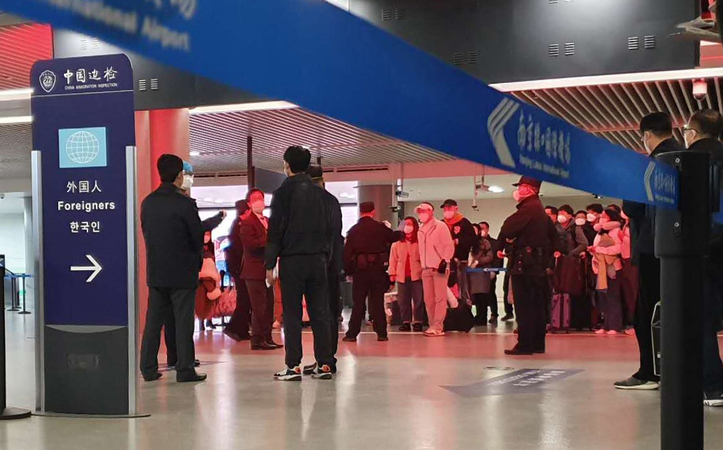 Koreans are separately screened by Chinese health authorities at an airport in Nanjing, Jiangsu province, on Tuesday. (Yonhap)