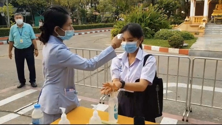 Minister distributes face masks to O-Net exam students Minister distributes face masks to O-Net exam students