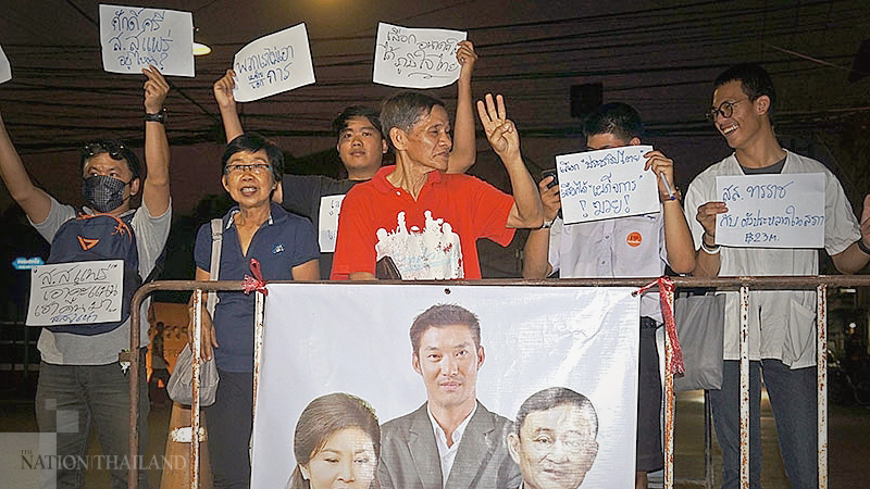 Protests in Phrae over Future Forward MPs joining government-allied party Protests in Phrae over Future Forward MPs joining government-allied party