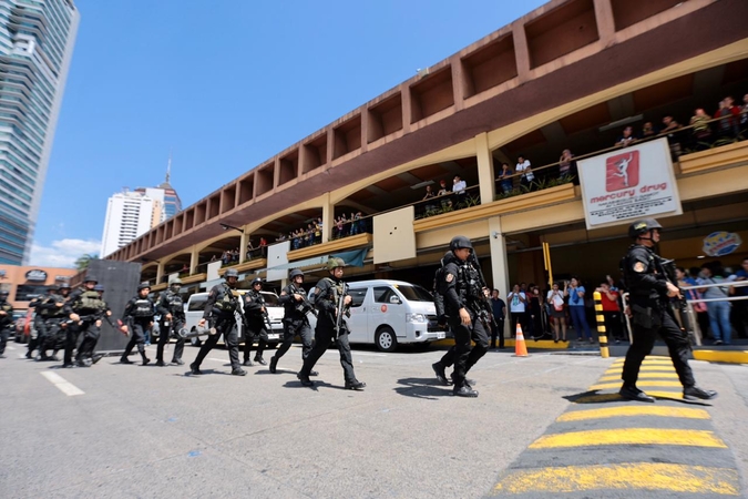1 hurt as sacked security guard takes dozens of people hostage in Greenhills mall 1 hurt as sacked security guard takes dozens of people hostage in Greenhills mall