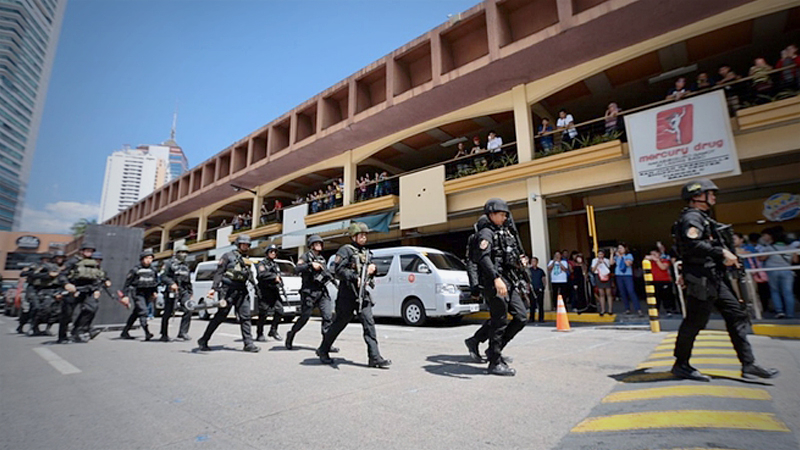 1 hurt as sacked security guard takes dozens of people hostage in Greenhills mall 1 hurt as sacked security guard takes dozens of people hostage in Greenhills mall