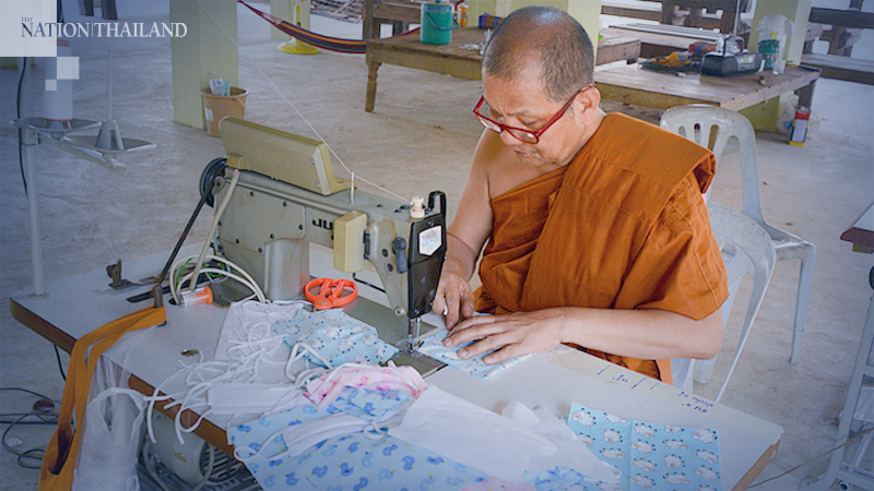 Sing Buri monk churning out free facemasks Sing Buri monk churning out free facemasks