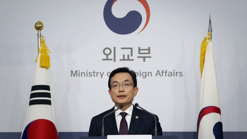 S. Korea hits back with countermeasures in response to Tokyo's entry restrictions S. Korea hits back with countermeasures in response to Tokyo's entry restrictions