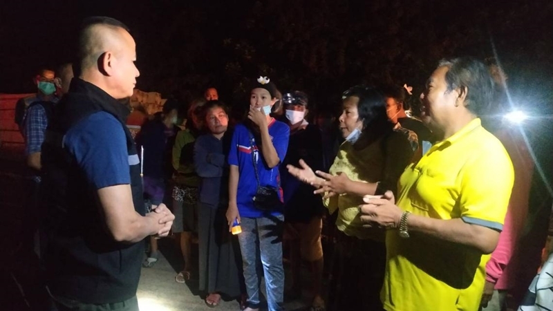 Mukdahan village residents block illegal workers from entering university over virus fears Mukdahan village residents block illegal workers from entering university over virus fears
