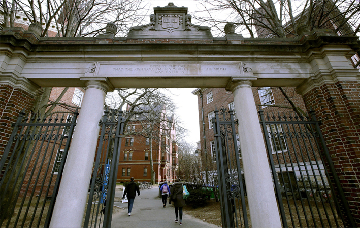 Harvard moves classes online, advises students to stay home after spring break in response to covid-19 Harvard moves classes online, advises students to stay home after spring break in response to covid-19