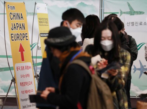 60 foreigners infected with coronavirus in S. Korea 60 foreigners infected with coronavirus in S. Korea