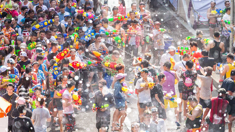 Financial institutions told to put off Songkran holidays