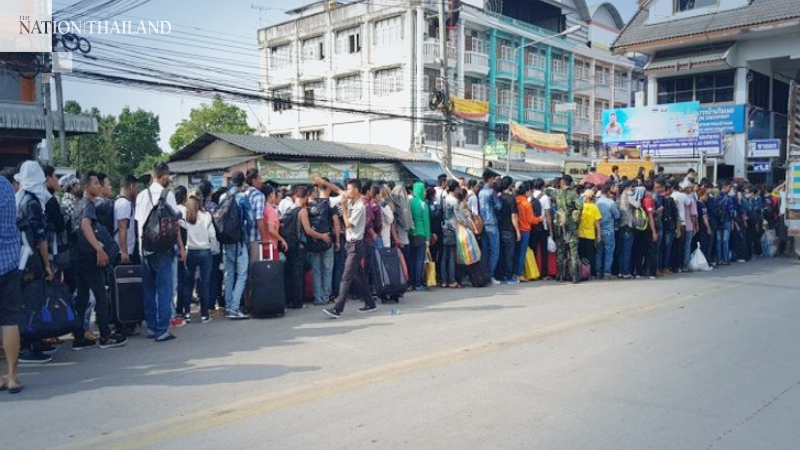 Over 1,000 Myanmar labourers crowd Tak bus station Over 1,000 Myanmar labourers crowd Tak bus station