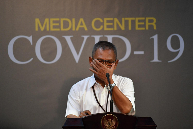 Government spokesman for COVID-19 Achmad Yurianto gives a press statement at the Presidential Office, Jakarta, on March 13, 2020. (Antara/Sigid Kurniawan)